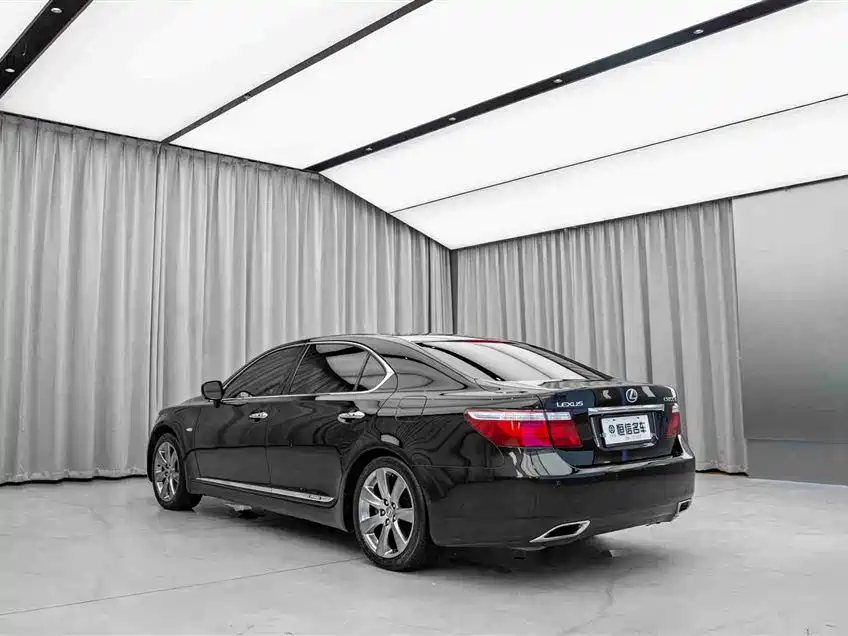 Lexus LS 600 hL Distinguished