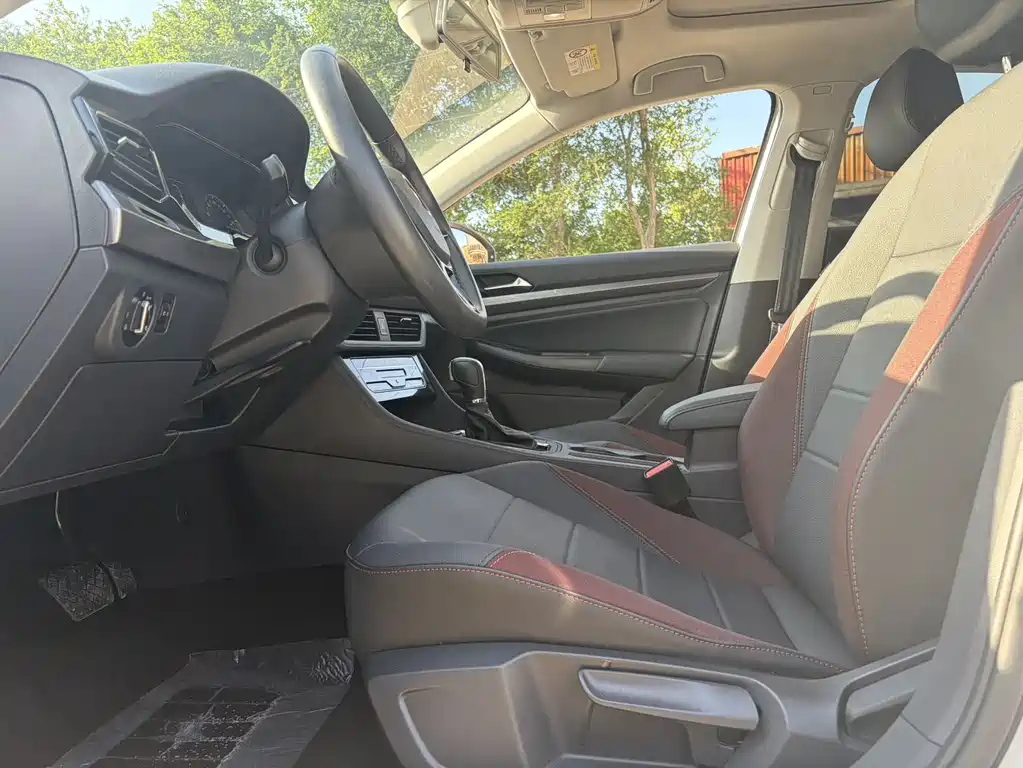 Bora 1.5 L Auto Elite Connected