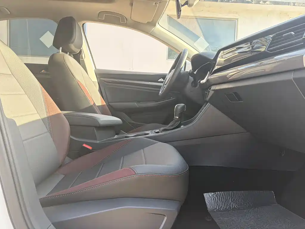 Bora 1.5 L Auto Elite Connected