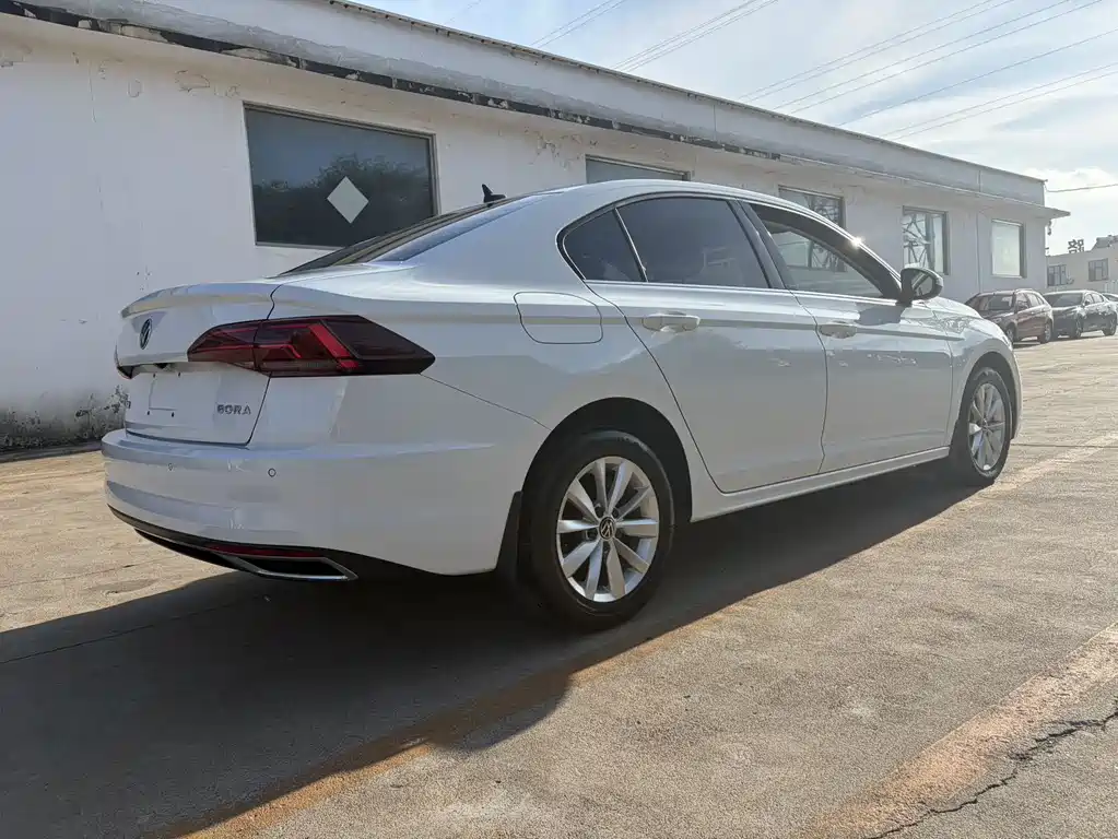 Bora 1.5 L Auto Elite Connected