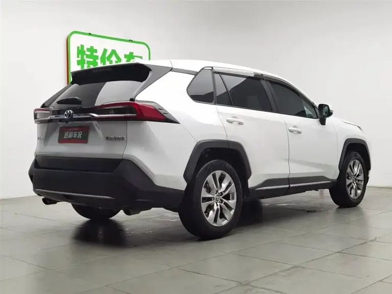Toyota Wildlander 2.0 L CVT 2 WD Luxury PLUS