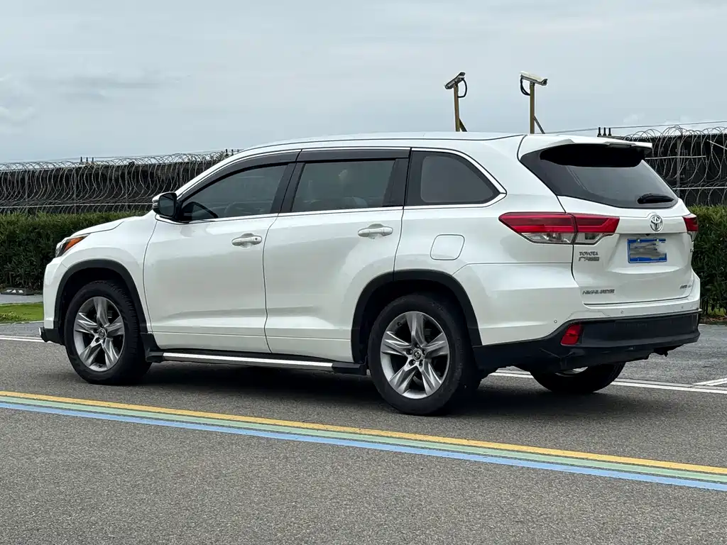 Highlander 2.0 T 4 WD Luxury 7-seat CN-V