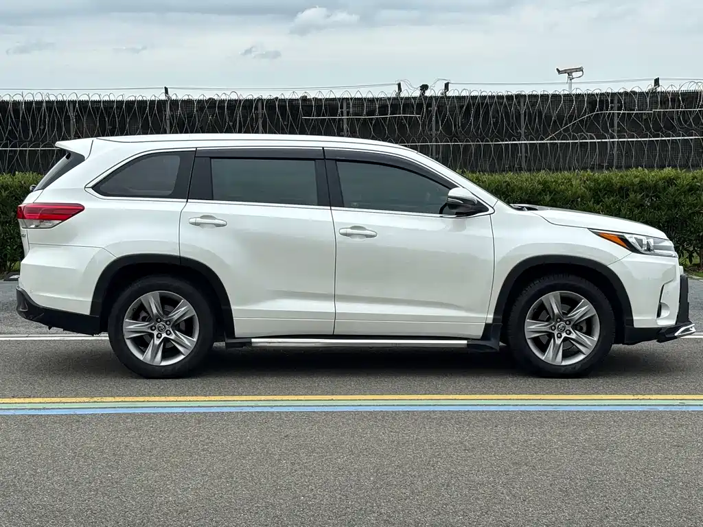 Highlander 2.0 T 4 WD Luxury 7-seat CN-V