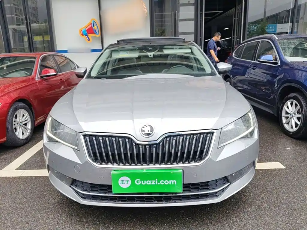 Superb TSI330 DSG Luxury CN-V