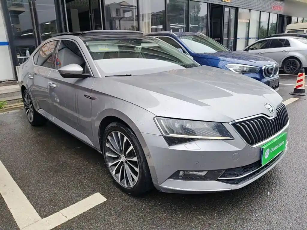 Superb TSI330 DSG Luxury CN-V