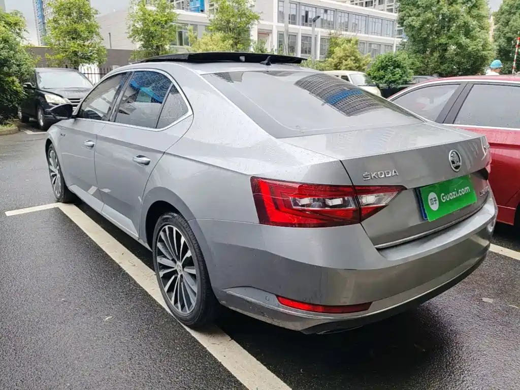 Superb TSI330 DSG Luxury CN-V