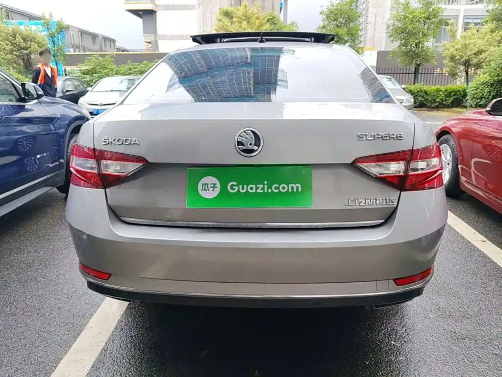 Superb TSI330 DSG Luxury CN-V