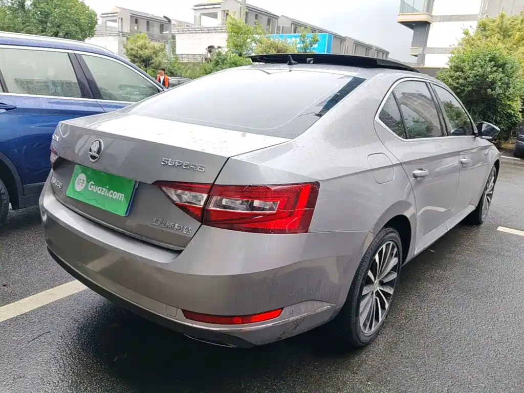 Superb TSI330 DSG Luxury CN-V