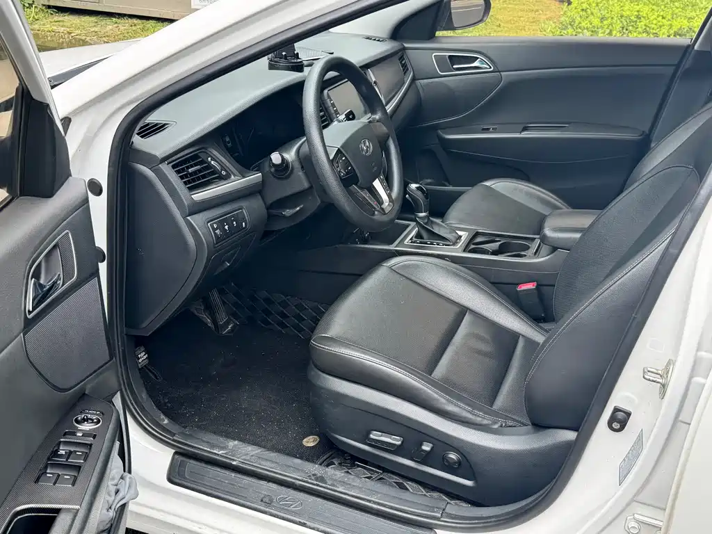 Mistra 1.8 L Auto Distinguished DLX CN-VI