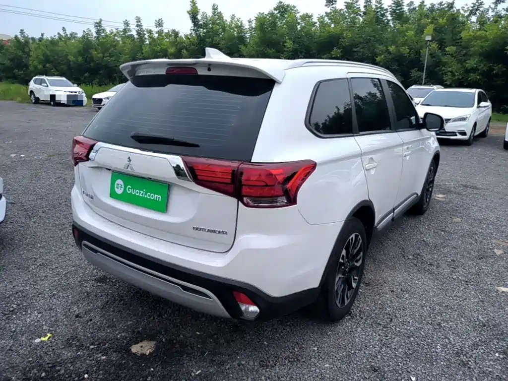 Outlander 2.0 L 2 WD Smooth Enjoyment 5-seat CN-VI