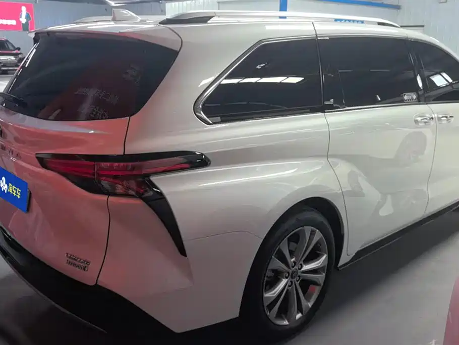 Sienna 2.5 L Hybrid Luxury