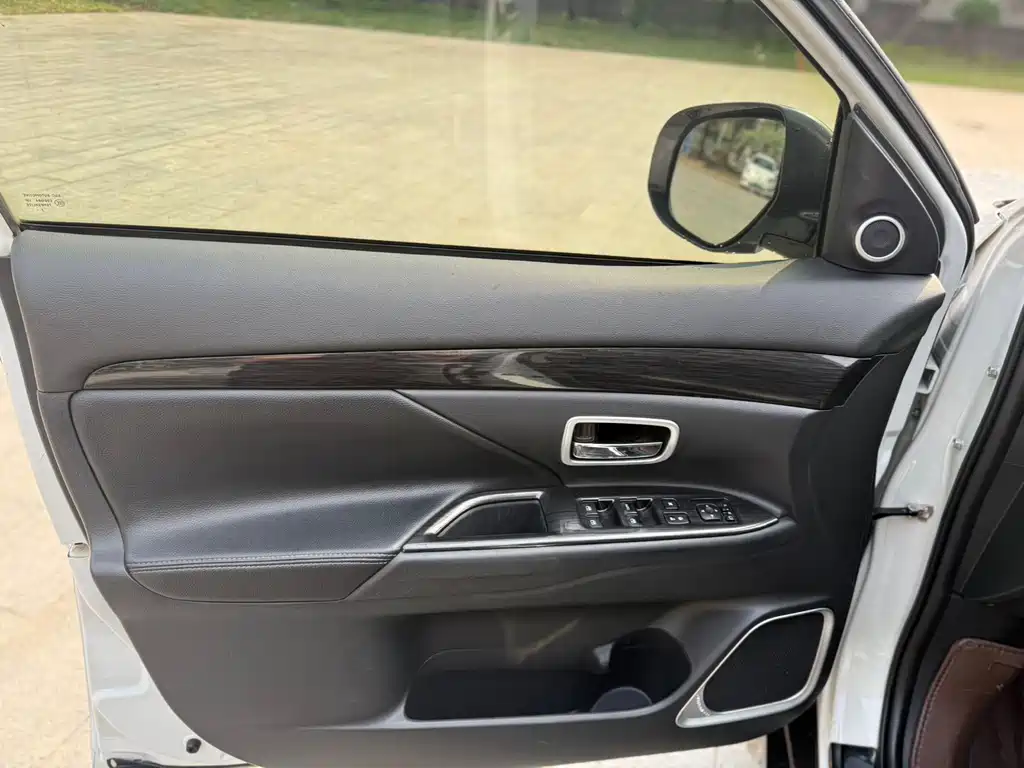 Outlander 2.0 L 2 WD Excellence 7-seat