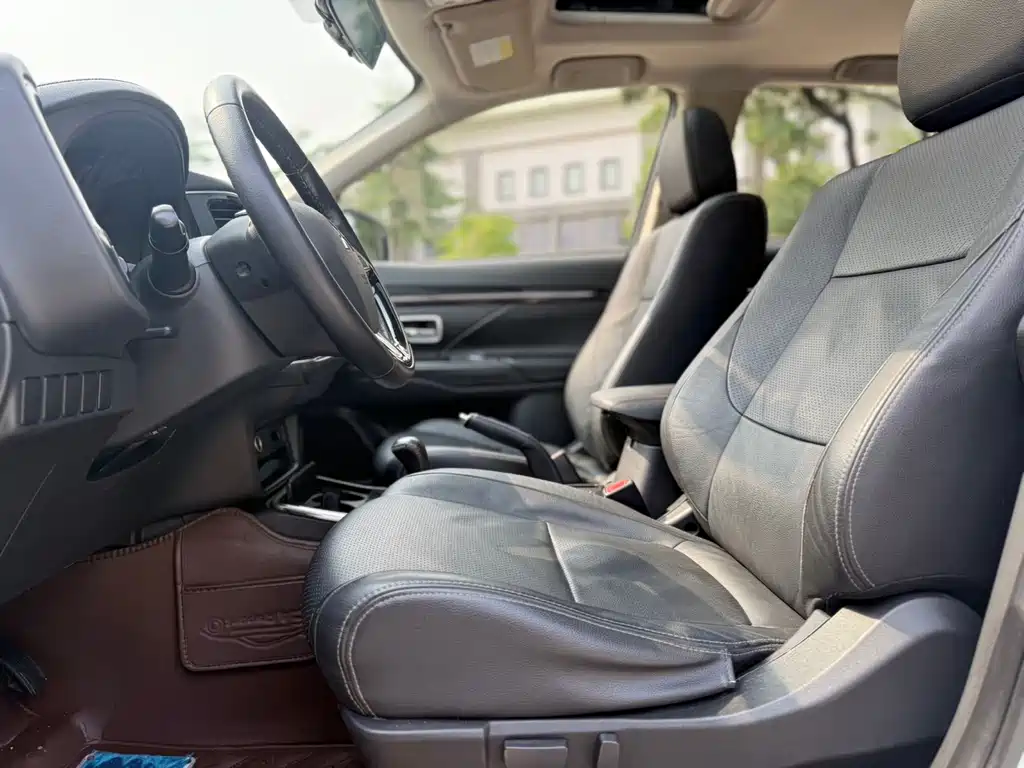 Outlander 2.0 L 2 WD Excellence 7-seat