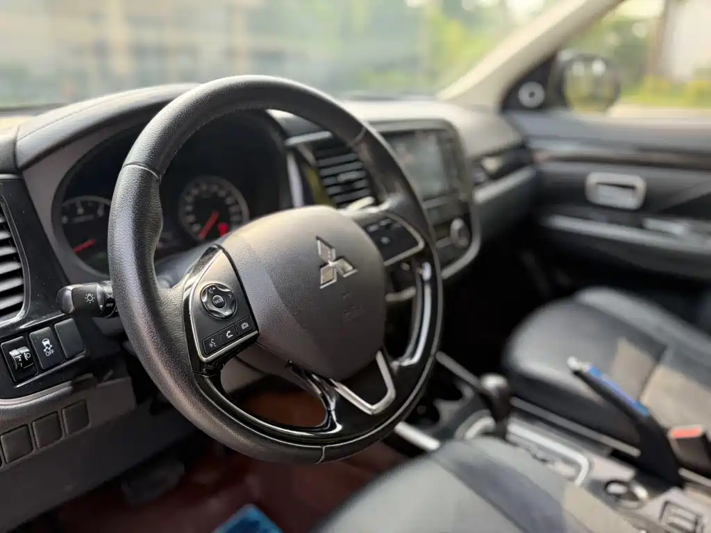 Outlander 2.0 L 2 WD Excellence 7-seat
