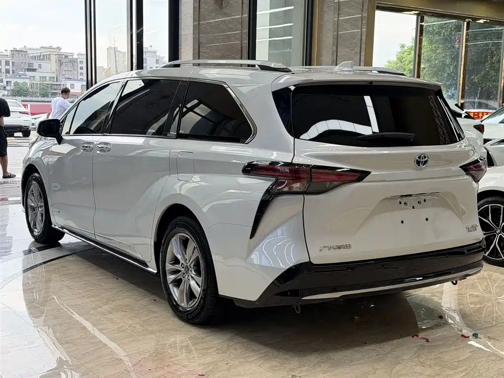 Sienna 2.5 L Hybrid Platinum