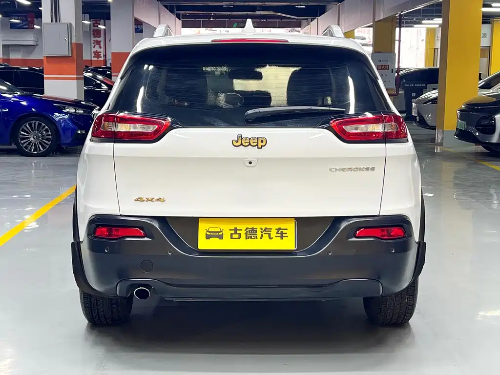 Cherokee 2.0 L Superior