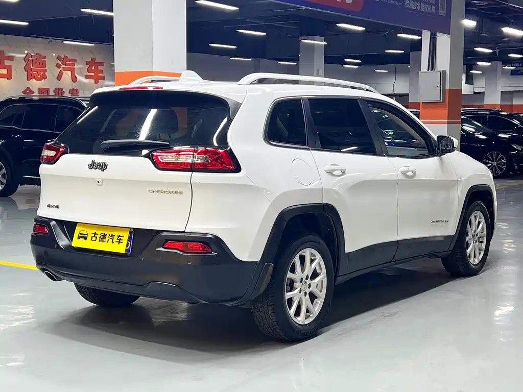 Cherokee 2.0 L Superior