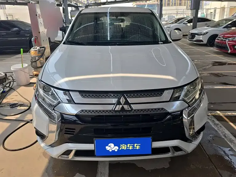 Mitsubishi Outlander 2.0 L 2 WD Smooth Travel 5-seat