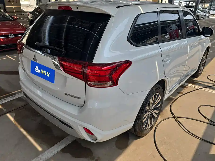 Outlander 2.0 L 2 WD Smooth Travel 5-seat