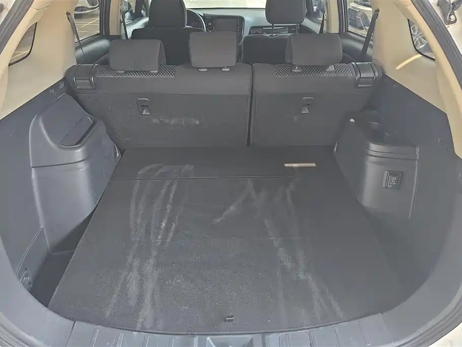 Outlander 2.0 L 2 WD Smooth Travel 5-seat