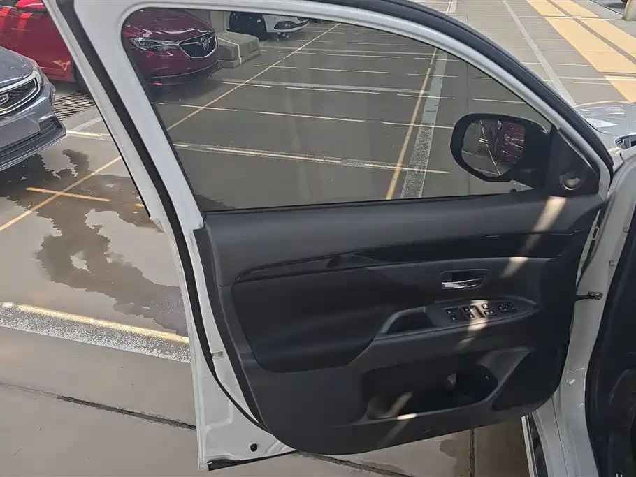 Outlander 2.0 L 2 WD Smooth Travel 5-seat