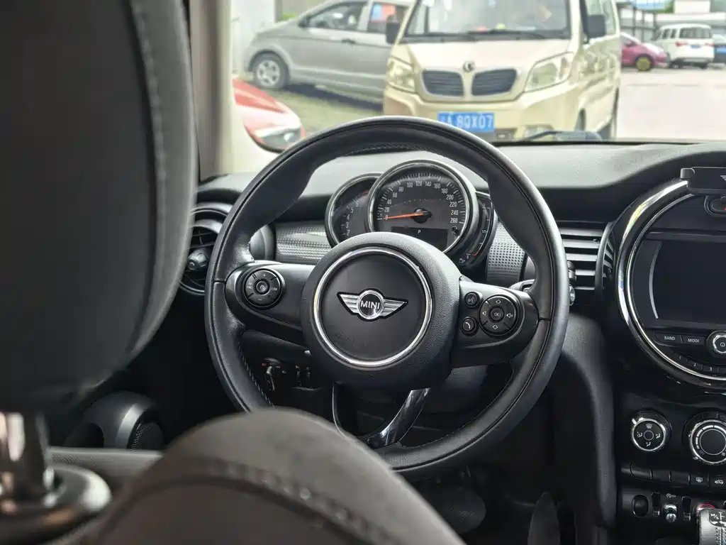 MINI 1.5 T COOPER 5-door