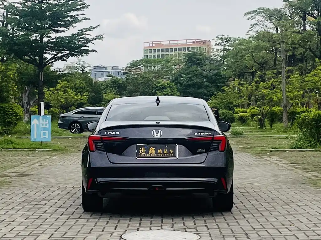 Integra 240 TURBO CVT Luxury