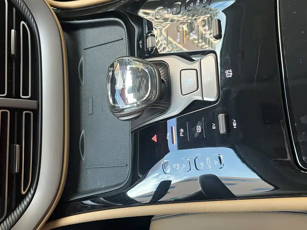 Denza D9 DM-i 970 4 WD Flagship