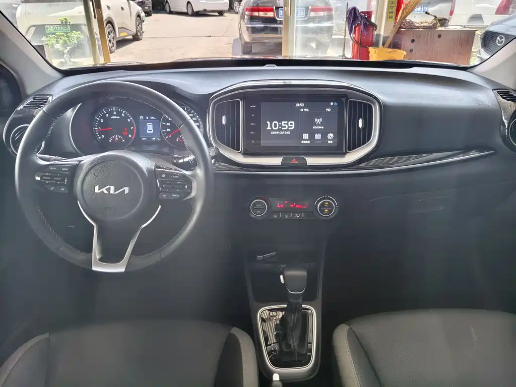 Stonic 1.4 L CVT Sunroof