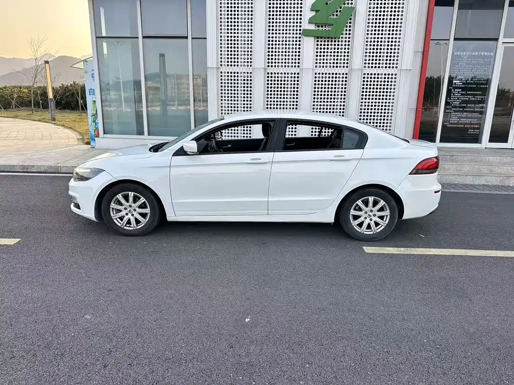 Qoros 3 Sedan 1.6 L Auto Leading