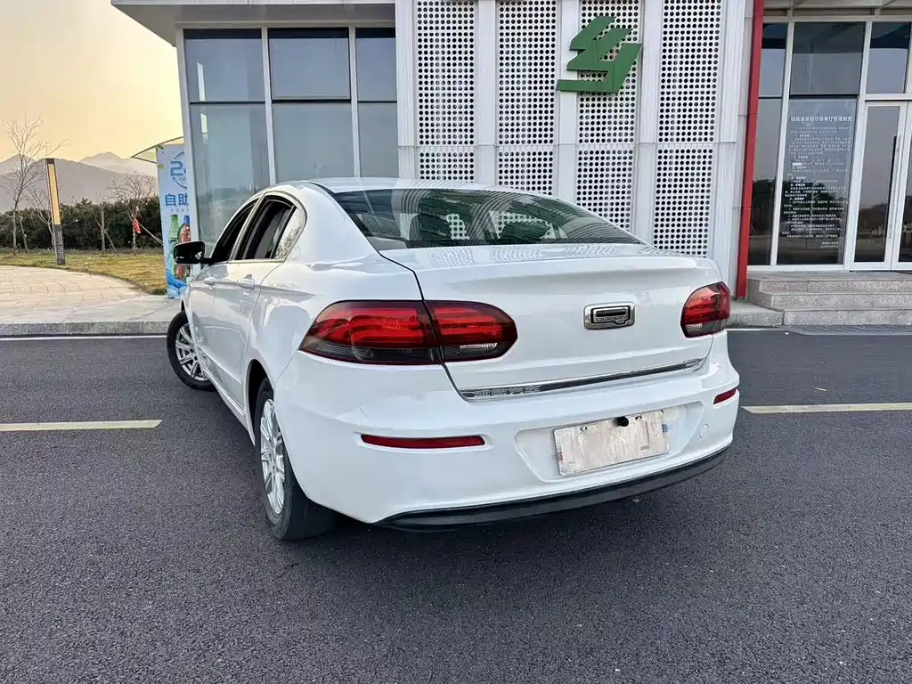 Qoros 3 Sedan 1.6 L Auto Leading
