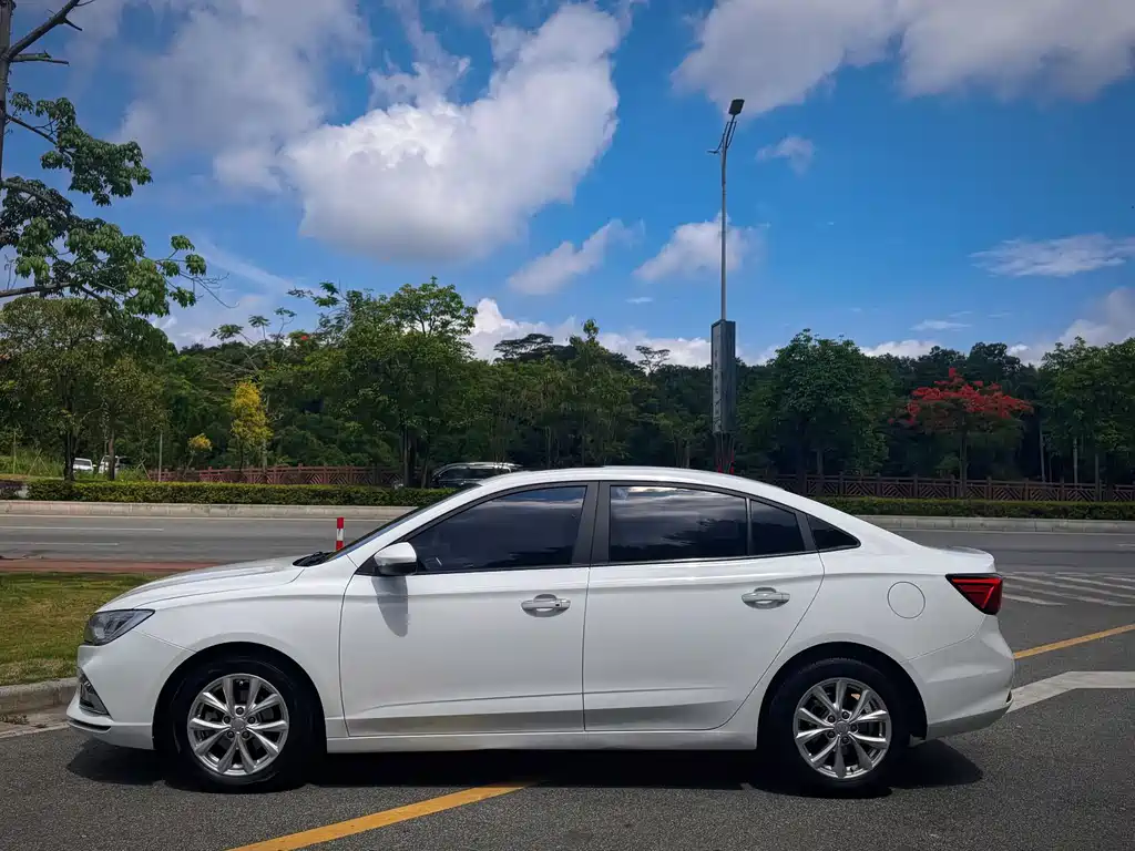 Roewe i5 1.5 L Auto 4 G Connected Leading Luxury