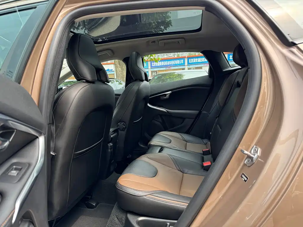 Volvo V40 沃尔沃V40 2017款 Cross Country T3 智雅版
