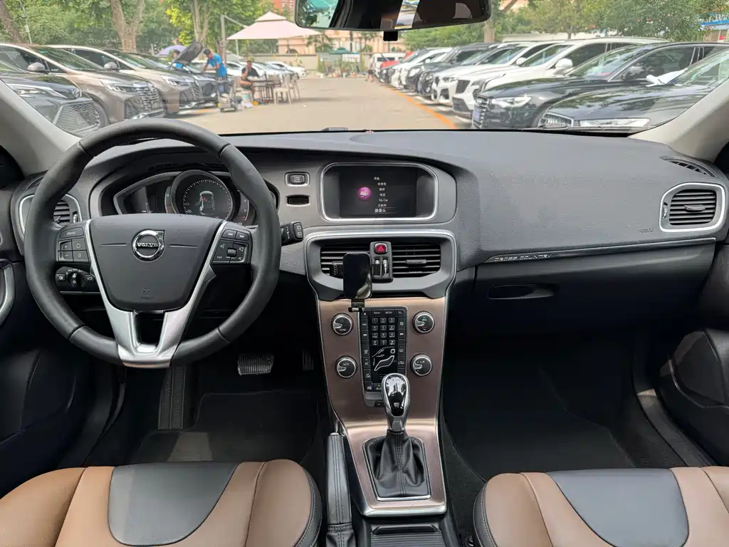 Volvo V40 沃尔沃V40 2017款 Cross Country T3 智雅版