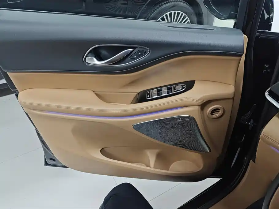 Voyah Dreamer PHEV 4 WD Distinguished Qiankun
