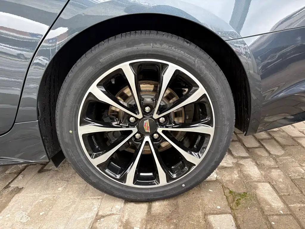 Cadillac CT5 28 T Leading Sport