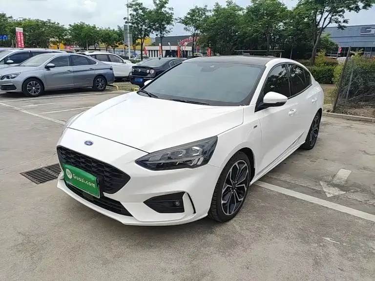 Ford Focus Sedan EcoBoost 180 Auto ST Line