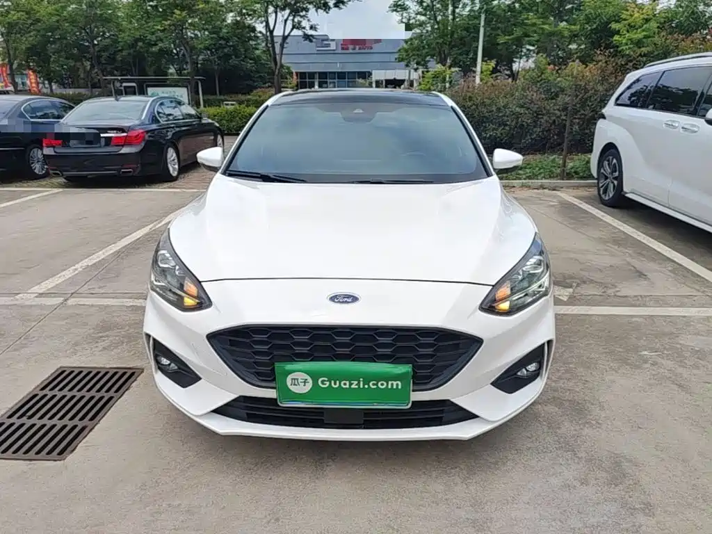 Focus Sedan EcoBoost 180 Auto ST Line