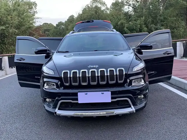 Jeep Cherokee 2.4 L Leading Intelligent