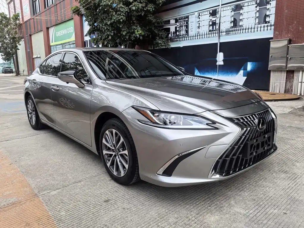 Lexus ES 200 Luxury