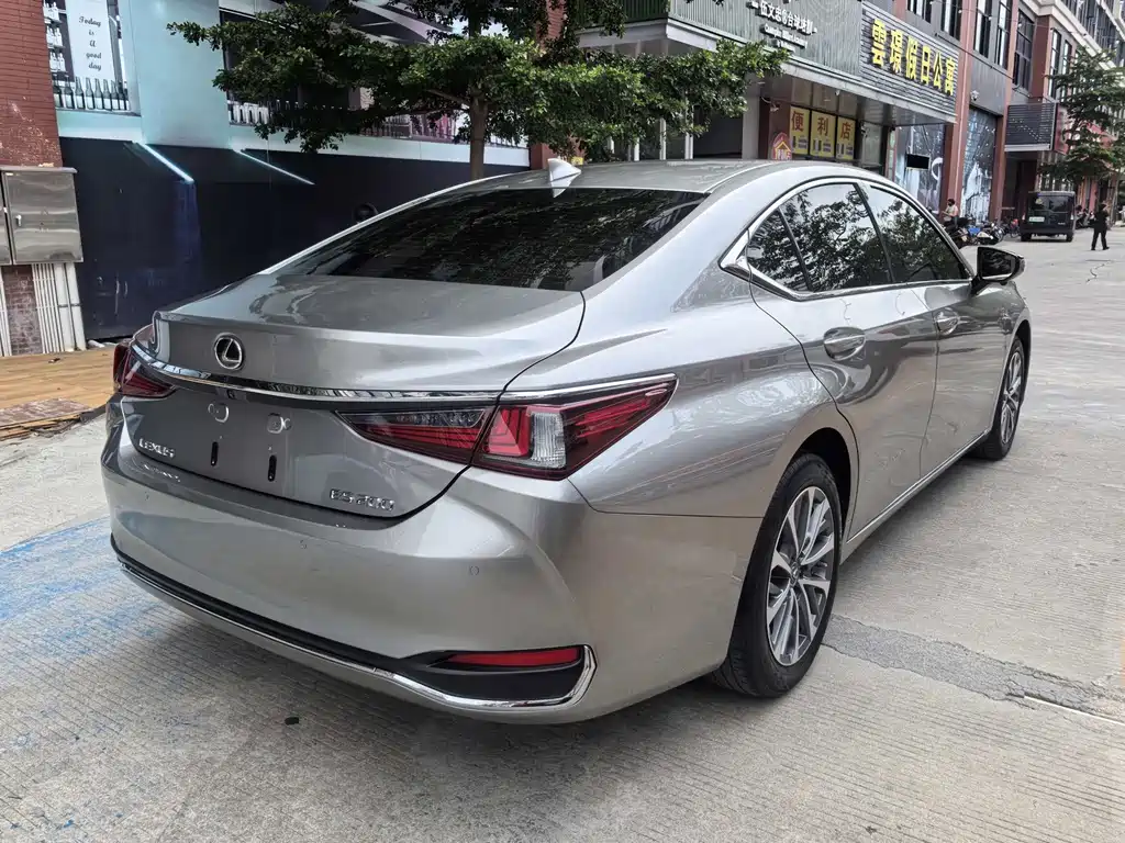 Lexus ES 200 Luxury