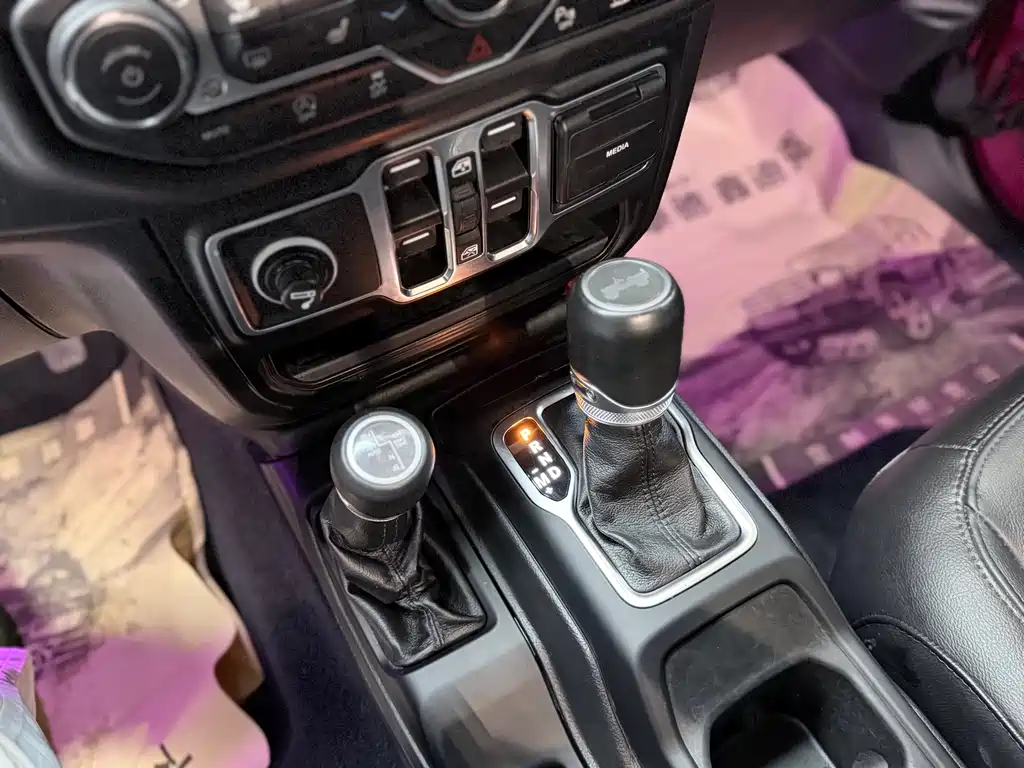 Wrangler 牧马人 2022款 2.0 T 高地巴哈马沙滩粉特别版