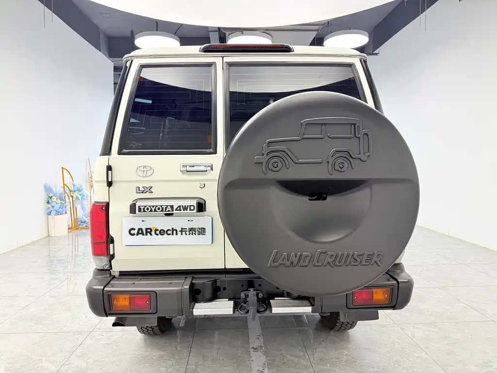 Land Cruiser (Import) 兰德酷路泽(进口) LC76 2025款 2.8 T 柴油40周年纪念版