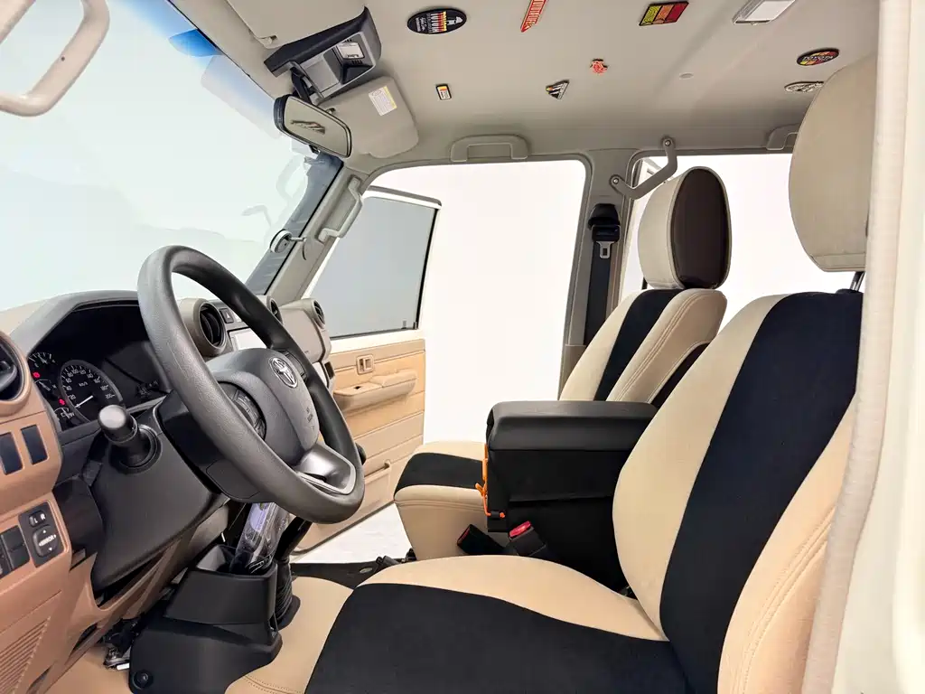 Land Cruiser (Import) 兰德酷路泽(进口) LC76 2025款 2.8 T 柴油40周年纪念版