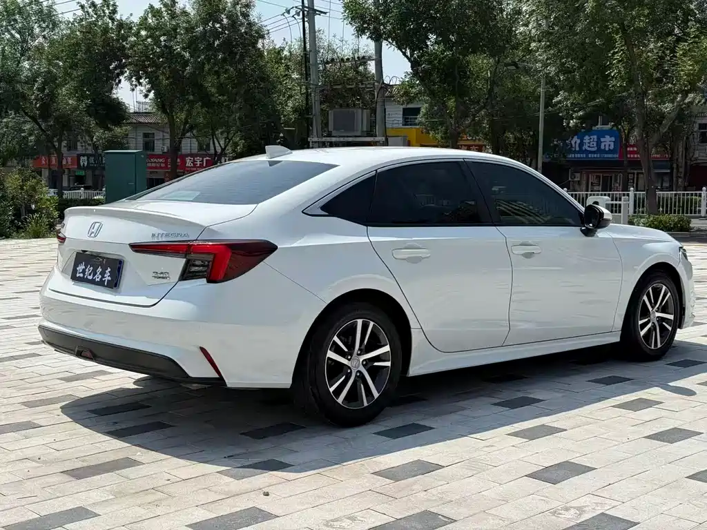 Integra 240 TURBO CVT Leading