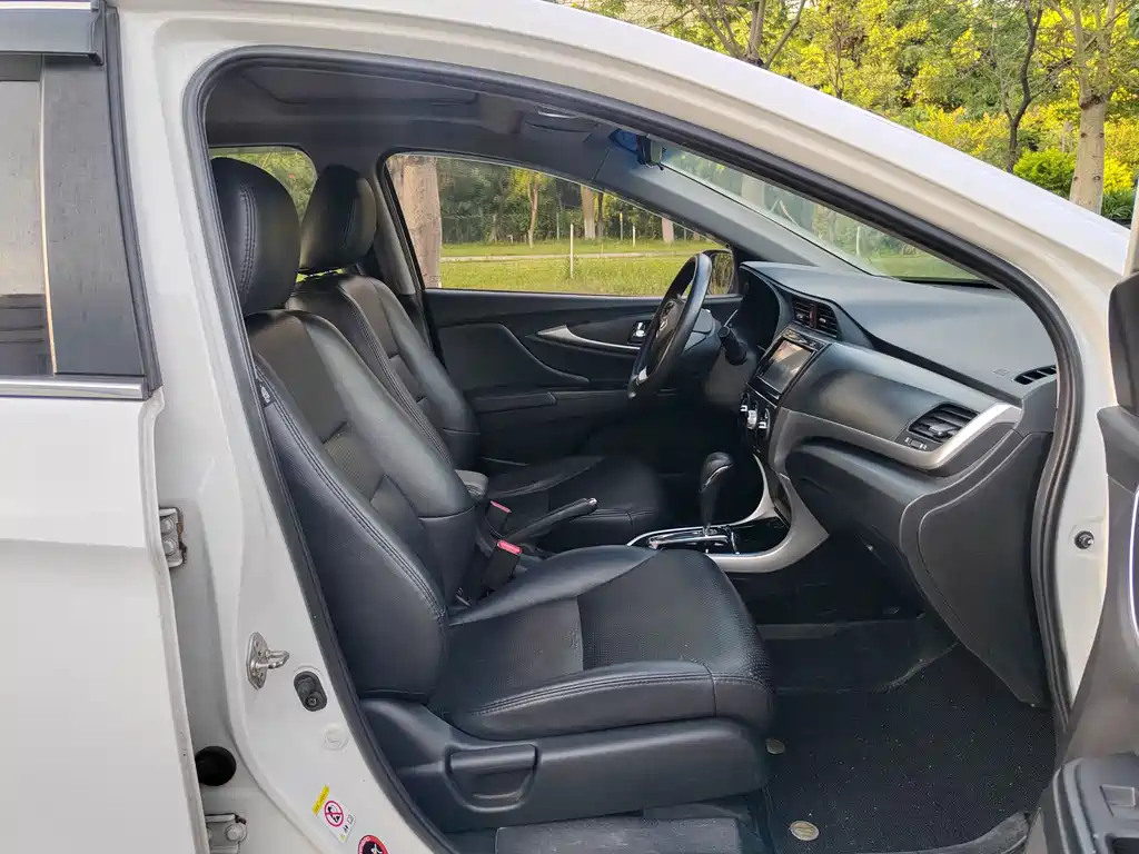 Crider 1.8 L CVT Luxury Special