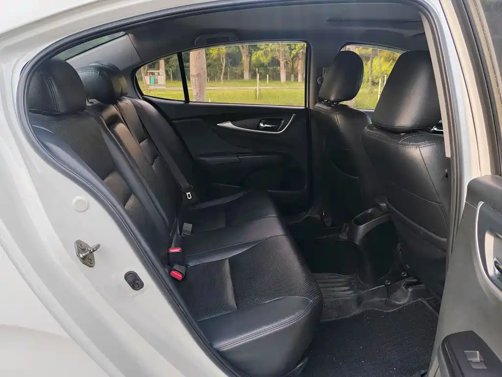 Crider 1.8 L CVT Luxury Special