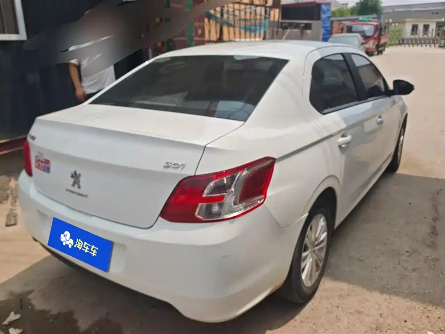 Peugeot 301 1.6 L Manual Comfort