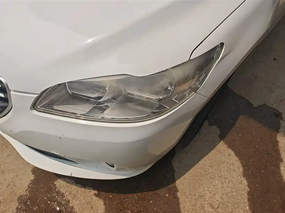 Peugeot 301 1.6 L Manual Comfort
