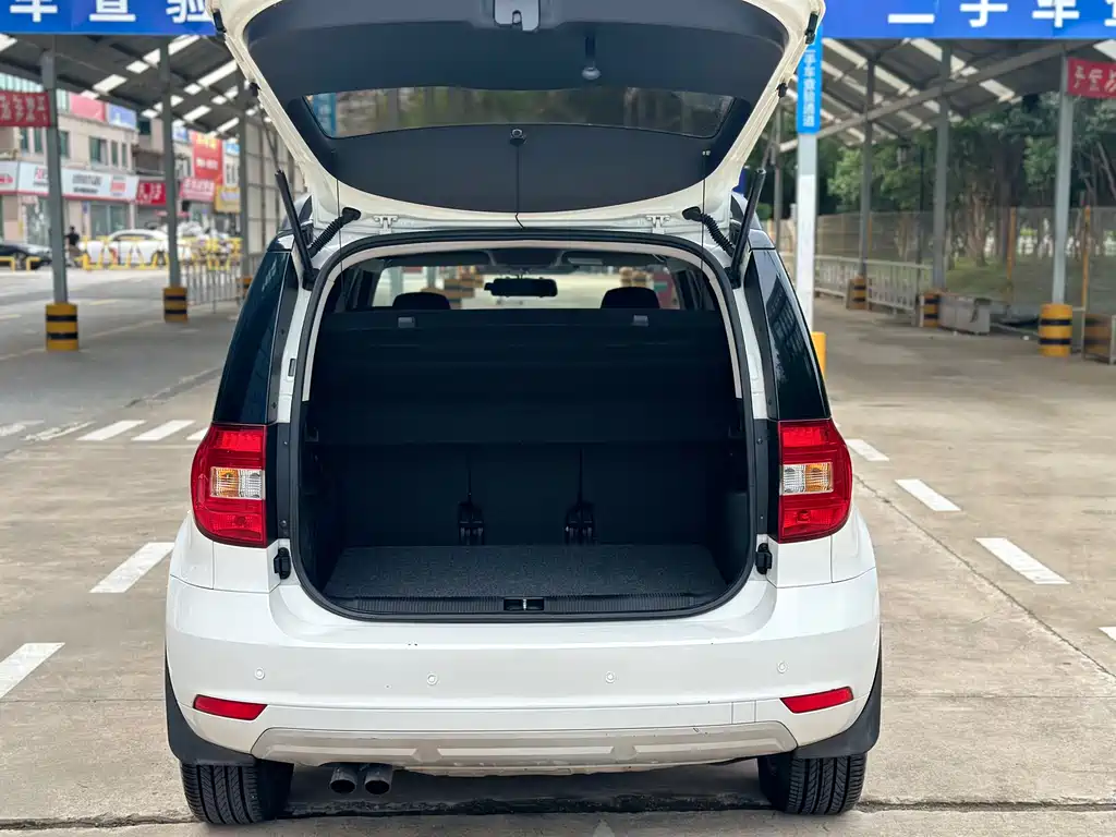 Yeti TSI280 DSG Forward